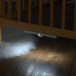 led-lempa-su-judesio-jutikliu-usb