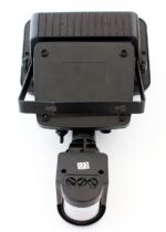 led-prozektorius-su-saules-baterija-ir-judesio-davikliu
